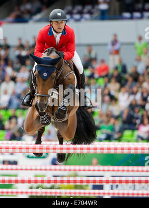 Caen, France. 09Th Nov, 2014. Rider Kent Farrington de l'USA sur le cheval 'Voyeur' participe à la compétition de saut d'obstacles pendant les Jeux équestres mondiaux 2014 à Caen, France, 02 septembre 2014. PHOTO : ROLF VENNENBERND/DPA/Alamy Live News Banque D'Images