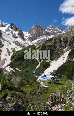 Le vol panoramique en hélicoptère, Alleghe, Dolomites, Italie Banque D'Images