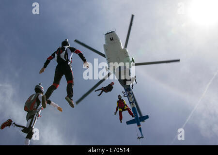 Low angle view of et six hélicoptères skydivers free falling, Siofok, Somogy, Hongrie Banque D'Images