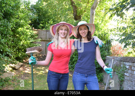 Portrait of young women holding équipement de jardinage Banque D'Images