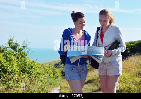 Deux jeunes femmes sur le sentier du littoral à la carte Banque D'Images