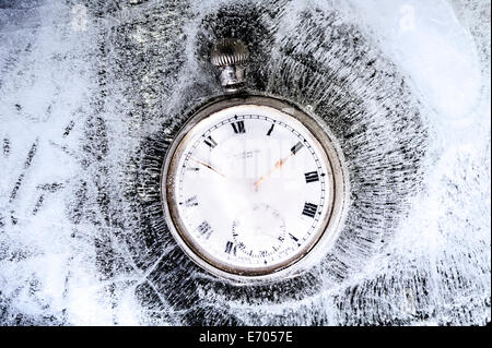 Montre de poche pris dans la glace, figé dans le temps. Banque D'Images