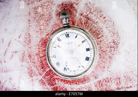 Montre de poche pris dans la glace, figé dans le temps. Banque D'Images