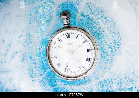 Montre de poche pris dans la glace, figé dans le temps. Banque D'Images