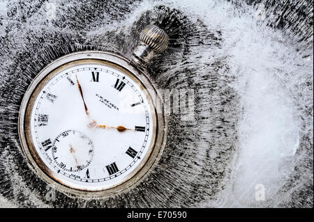 Montre de poche pris dans la glace, figé dans le temps. Banque D'Images