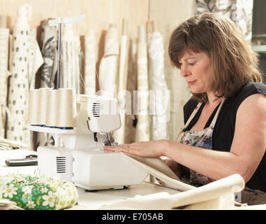 Les femmes dans la main-couture atelier textile impression Banque D'Images