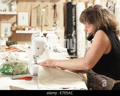 Les femmes dans la main-couture atelier textile impression Banque D'Images