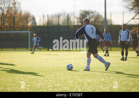 Les joueurs de football pendant le jeu Banque D'Images