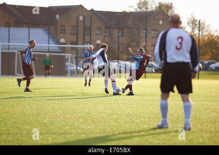 Les joueurs de football bat pour ball Banque D'Images