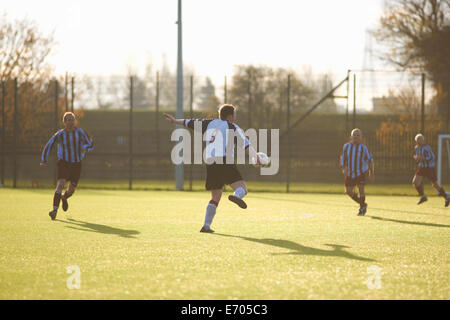 Football player kicking ball Banque D'Images