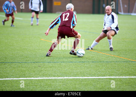 Les joueurs de football bat pour ball Banque D'Images