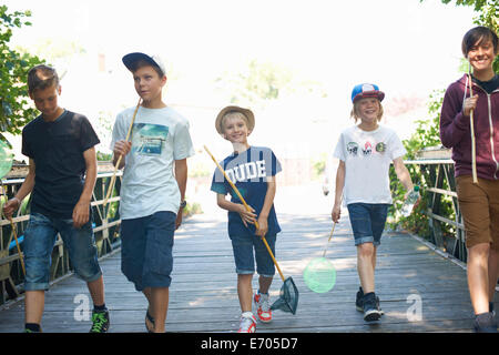Groupe de garçons sur le pont avec des filets de pêche Banque D'Images