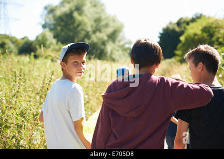 Portrait of boy wearing cap avec des amis Banque D'Images