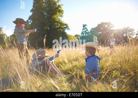 Groupe de jeunes garçons jouant dans un champ Banque D'Images