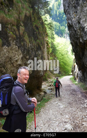 Deux hommes randonnées, montagnes de Bucegi, Transylvanie, Roumanie Banque D'Images