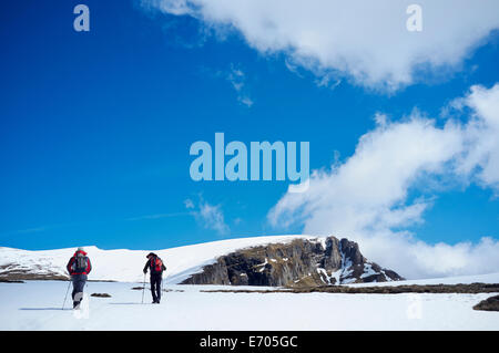 Deux hommes de la randonnée dans la neige, montagnes de Bucegi, Transylvanie, Roumanie Banque D'Images