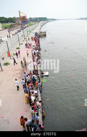 Ahmedabad, Inde. 2 Septembre, 2014. Les gens l'immergeant une idole du Seigneur Ganesha dans River Sabarmati durant le festival de Ganesh Chaturthi à Ahmedabad, Gujarat, Inde. Credit : Nisarg Lakhmani/Alamy Live News Banque D'Images