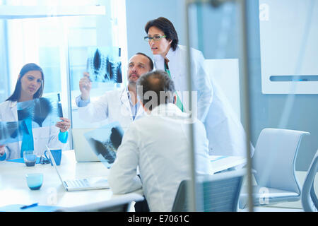 Group of doctors looking at x-rays Banque D'Images