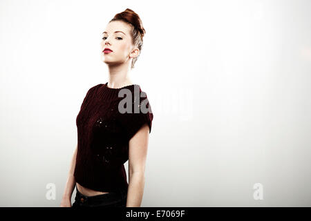 Studio portrait de jeune femme à l'écart Banque D'Images