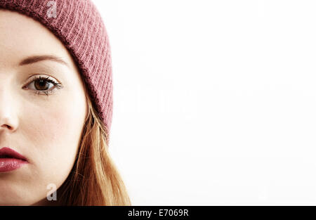 La moitié face close up portrait of young woman Banque D'Images