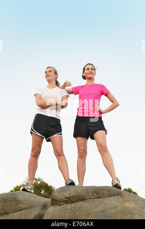 Portrait de deux fiers dames sur haut de rock formation Banque D'Images