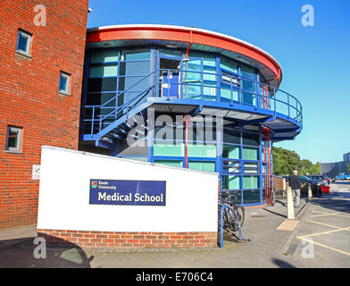 L'École de médecine de l'Université de Keele au Royal University Hospital of North Stoke Stoke on Trent Staffordshire England UK Personnel Banque D'Images