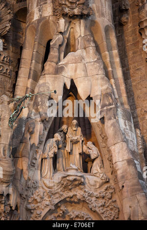 Les détails architecturaux de la Sagrada Familia à Barcelone, Espagne. La présentation de Jésus au Temple, scène de foi Portail Banque D'Images