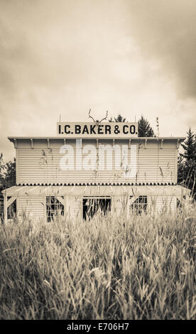 Un vieux magasin général ouest antique sur la colline sur la frontière. Banque D'Images
