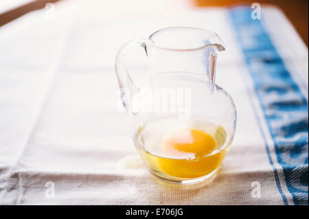 Oeufs crus en verseuse en verre Banque D'Images