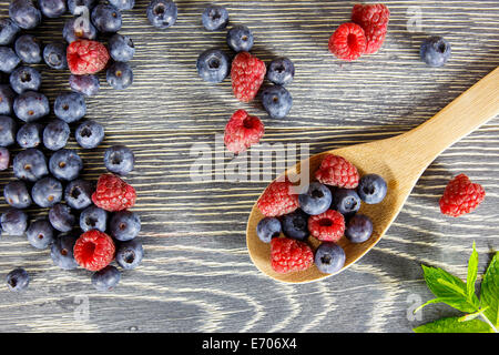 Des fruits frais sur une table en bois Banque D'Images