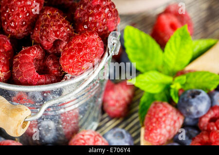 Framboises fraîches dans un petit seau en métal Banque D'Images