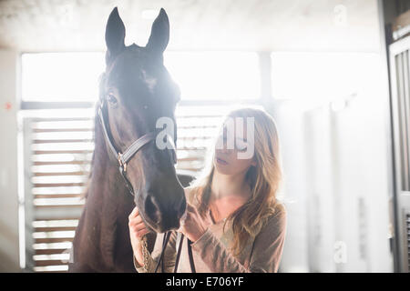 Portrait de jeune femme avec cheval noir Banque D'Images