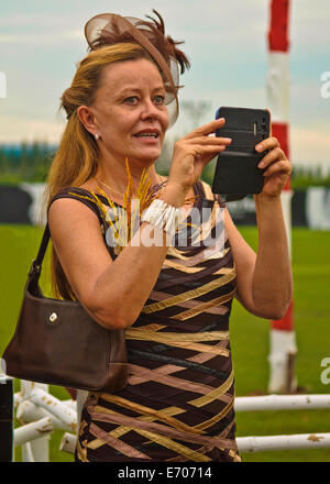 Woman taking photo sur son téléphone portable au King's Cup Elephant Polo Bangkok, Thaïlande Banque D'Images