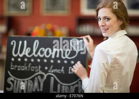 Portrait of young farinage menu sur tableau noir dans le Banque D'Images