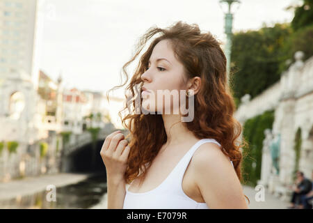 Portrait de profil de jeune femme en ville maussade Banque D'Images