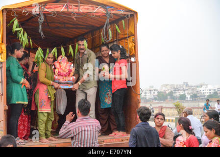 Ahmedabad, Inde. 2 Septembre, 2014. Les gens l'immergeant une idole du Seigneur Ganesha dans River Sabarmati durant le festival de Ganesh Chaturthi à Ahmedabad, Gujarat, Inde. Credit : Nisarg Lakhmani/Alamy Live News Banque D'Images