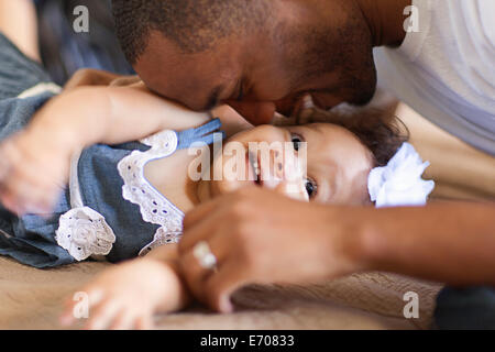 Père jouant avec sa petite fille
