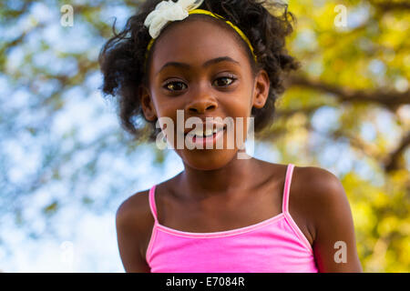 Portrait de petite fille avec une fleur bandeau Banque D'Images