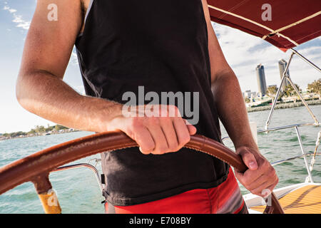 Bateau de direction de l'homme, Close up Banque D'Images