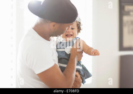 Père jouant avec sa jeune fille