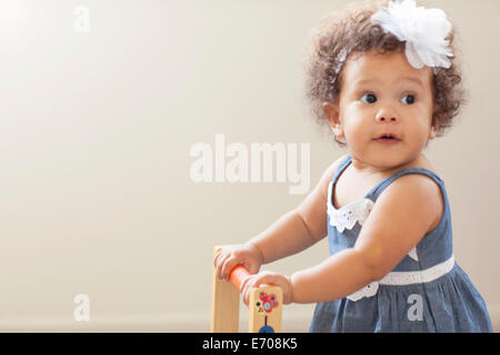 Portrait of baby girl, poussant marchette Banque D'Images