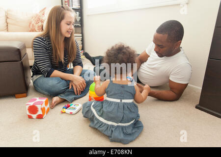 Mère et père jouant avec sa jeune fille