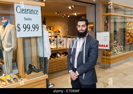 Portrait de tailleur et vitrine de magasin de vêtements pour hommes Banque D'Images