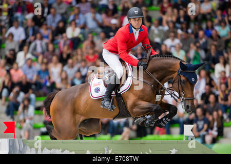 Caen, France. 09Th Nov, 2014. Rider Kent Farrington de l'USA sur le cheval 'Voyeur' participe à la compétition de saut d'obstacles pendant les Jeux équestres mondiaux 2014 à Caen, France, 02 septembre 2014. Photo : Rolf Vennenbernd/dpa/Alamy Live News Banque D'Images