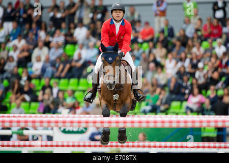 Caen, France. 09Th Nov, 2014. Rider Kent Farrington de l'USA sur le cheval 'Voyeur' participe à la compétition de saut d'obstacles pendant les Jeux équestres mondiaux 2014 à Caen, France, 02 septembre 2014. Photo : Rolf Vennenbernd/dpa/Alamy Live News Banque D'Images