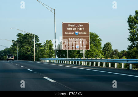 Signalisation routière pour le Kentucky Horse Park et Kentucky Bourbon Trail au Kentucky Banque D'Images