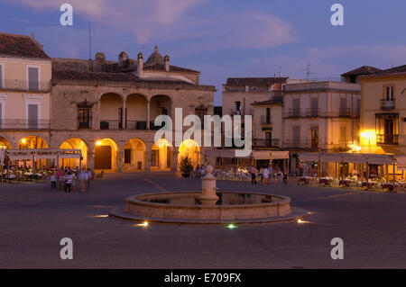 La place principale de Trujillo, au crépuscule, la Plaza Mayor, province de Cáceres, Extremadura, Espagne, Europe Banque D'Images