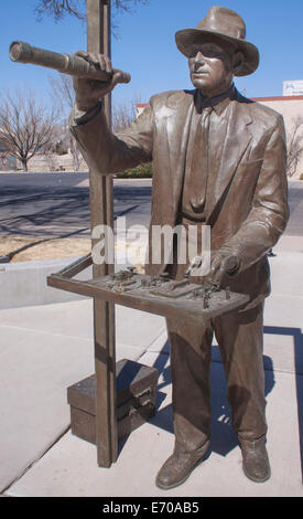 Statue du scientifique de fusée Robert Goddard à Roswell, Nouveau-Mexique, honorant le pionnier de la fusée moderne. Banque D'Images