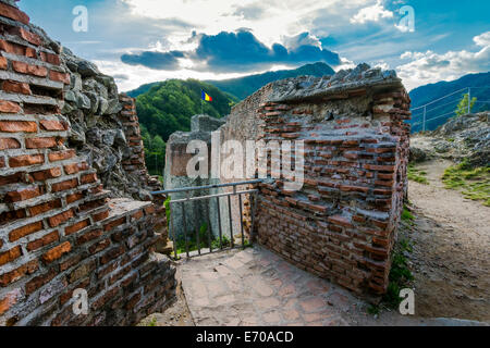 Une fois la forteresse de Poenari administré par Vlad l'Empaleur (le légendaire Dracula). Banque D'Images