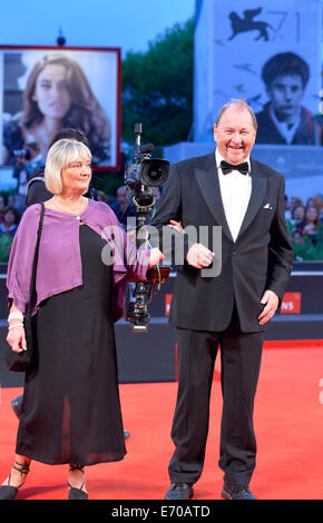 Venise, Lido de Venise. 2Nd Sep 2014. Réalisateur Roy Andersson (R) pose sur le tapis rouge pour 'UN Pigeon s'est assis sur une branche en raison de l'Existence" qui est sélectionné pour la compétition principale au cours de la 71th Venice Film Festival, à Lido de Venise, Italie, le 2 septembre 2014. Credit : Liu Lihang/Xinhua/Alamy Live News Banque D'Images